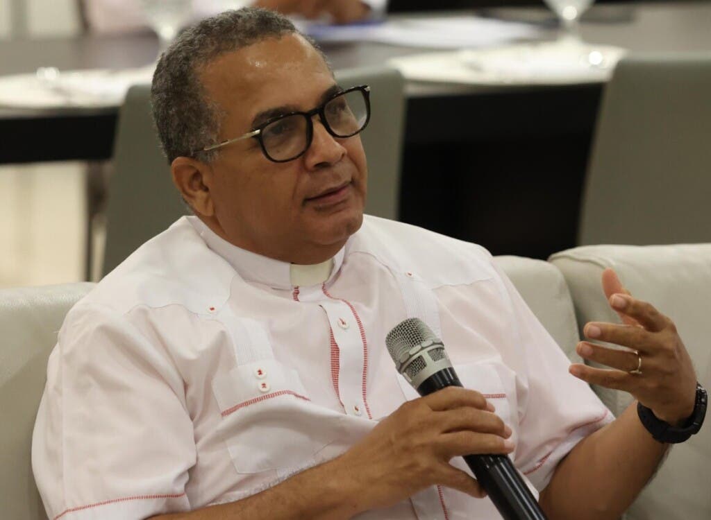 El sacerdote Nelson Acevedo, párroco parroquia Santo curas de Ars, del sector Capotillo se quejó la violencia, la pérdida de valores y el microtráfico que impera en ese barrio de la capital/Foto José de León.