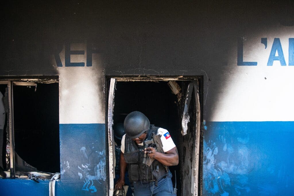 PUERTO PRÍNCIPE (HAITÍ), 05/03/2024.- Un policía sale este martes de la comisaría de Carrefour Aéroport, que fue incendiada la noche de ayer por miembros de pandillas, en Puerto Príncipe (Haití). Las calles de Puerto Príncipe muestran este martes una aparente normalidad tras los intensos tiroteos de la víspera, aunque en algunos puntos continúan apareciendo cadáveres. La población intenta recuperar la normalidad y se dedica a sus tareas cotidianas, pese a que en su camino, como pudo comprobar EFE, se topa con cadáveres que algunas personas cubren con una manta, mientras que otros son simples restos carbonizados. EFE/ Johnson Sabin
