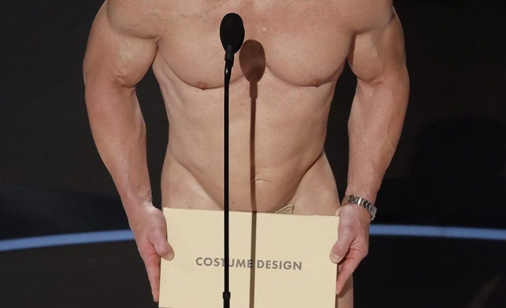 John Cena presenta el Óscar al mejor vestuario desnudo