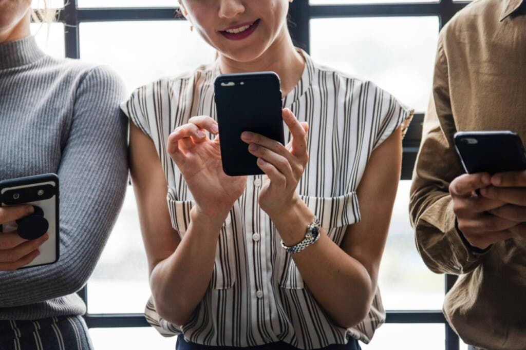 Experto alerta información del celular se escucha, aunque esté apagado