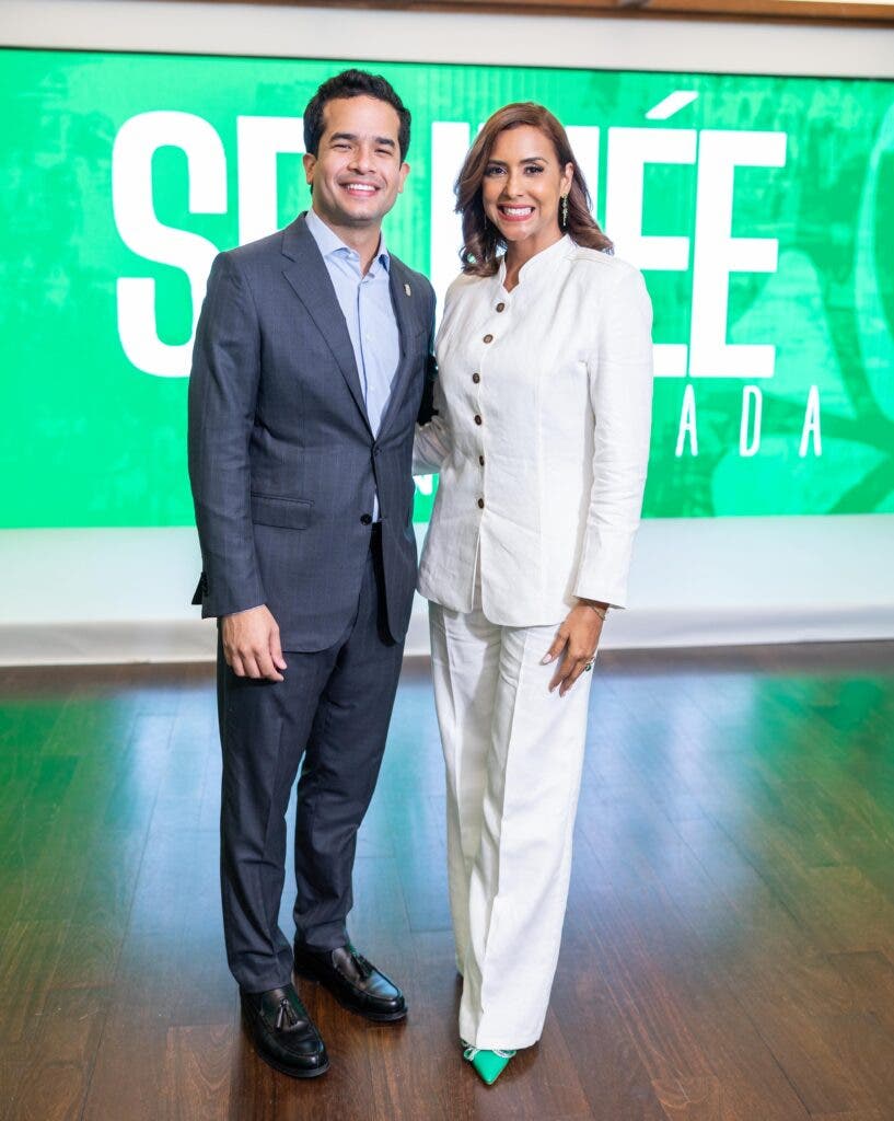 Omar Fernández, candidato a senador, junto a Selinée Méndez, candidata a diputada por la circunscripción 1 del Distrito Nacional