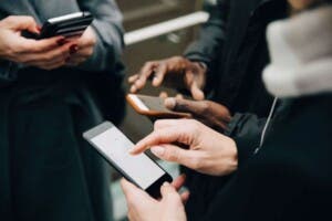 Experto alerta información del celular se escucha, aunque esté apagado
