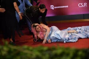 Karen Yapoort reacciona tras caída en alfombra de Premios Soberano 2024