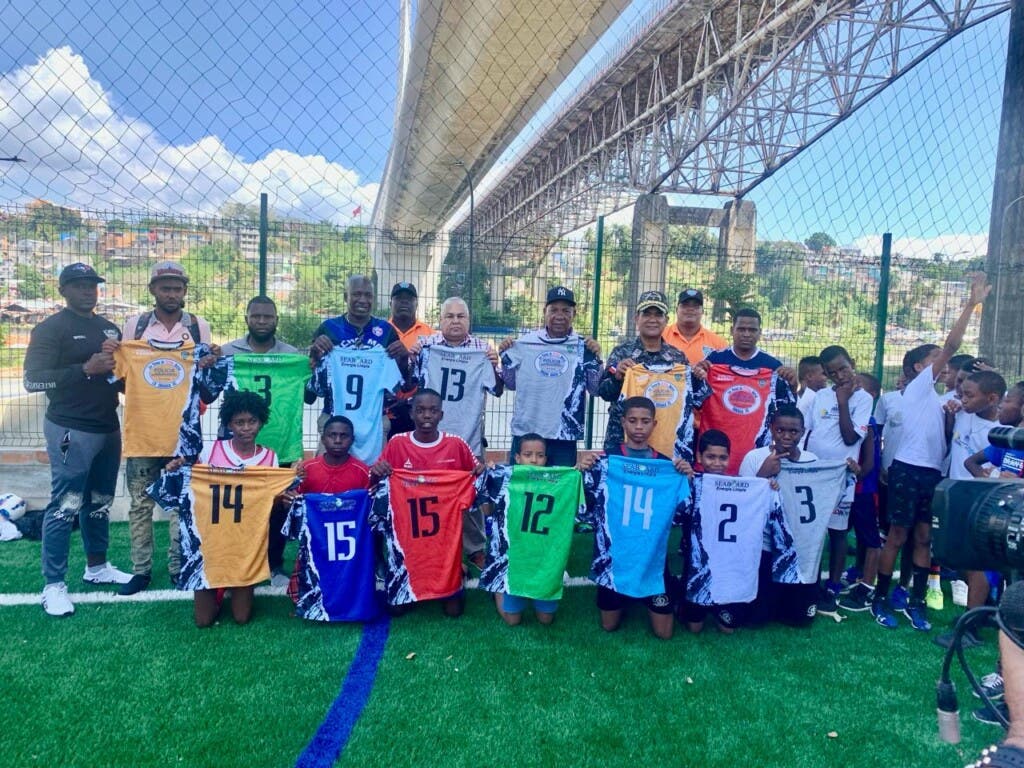 Monte Llano campeón de Fútbol Barrial Policía con los Niños