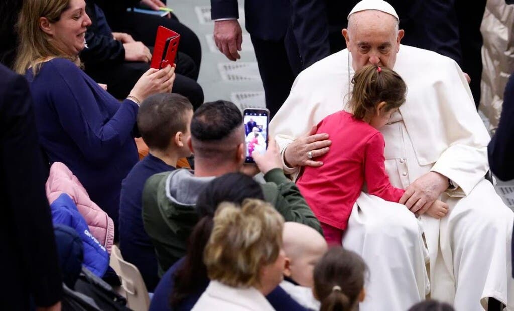 El papa renuncia a leer su discurso por salud pero saluda a muchas familias y niños