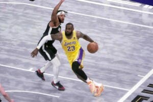 LeBron James firma su 111 triple doble y prolonga el crecimiento de los Lakers