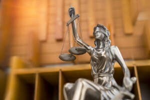 Coerción a hombre vendió fuego artificiales provocaron quemaduras Salcedo