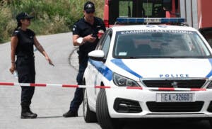 Detienen policía en Grecia con más de 100 kilos de marihuana en su patrullero