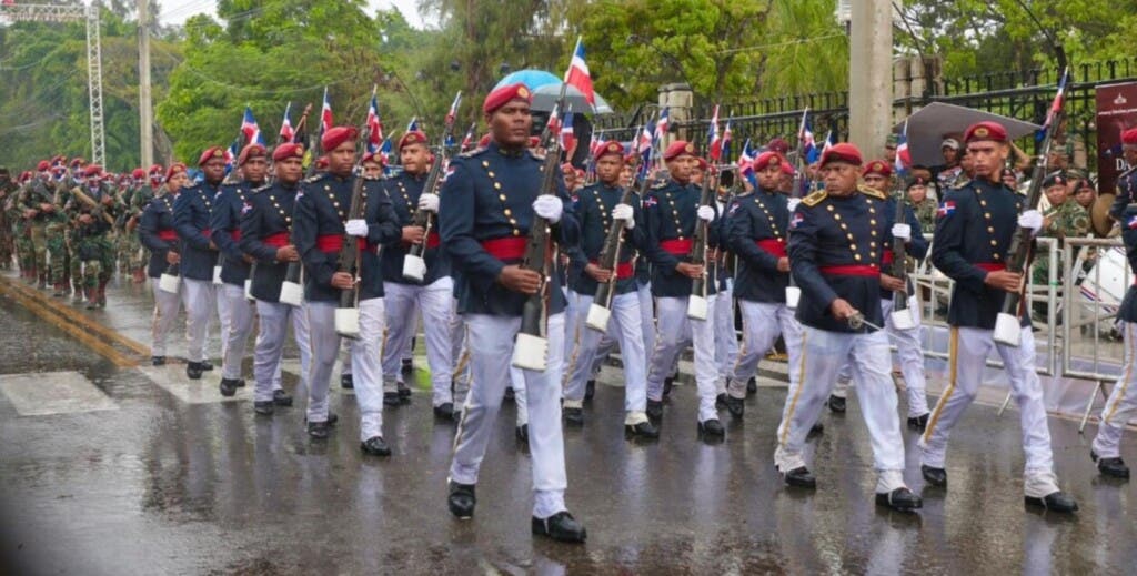  Una compañía militar desfila ayer en la tarde frente a la tarima presidencial, instalada en la explanada del Monumento a los Héroes de la Restauración,   desde donde observaron el presidente Luis Abinader y la vicepresidenta Raquel Peña. El desfile fue parte de los actos de celebración del 180 aniversario de la Batalla del 30 de Marzo, que sirvió para reforzar la independencia de  República Dominicana