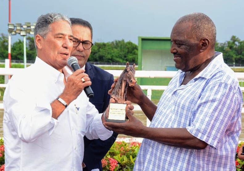 Aficionado gana 15 millones en hipódromo
