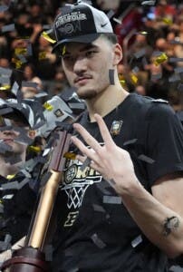 Zach Edey acaba a Tennessee