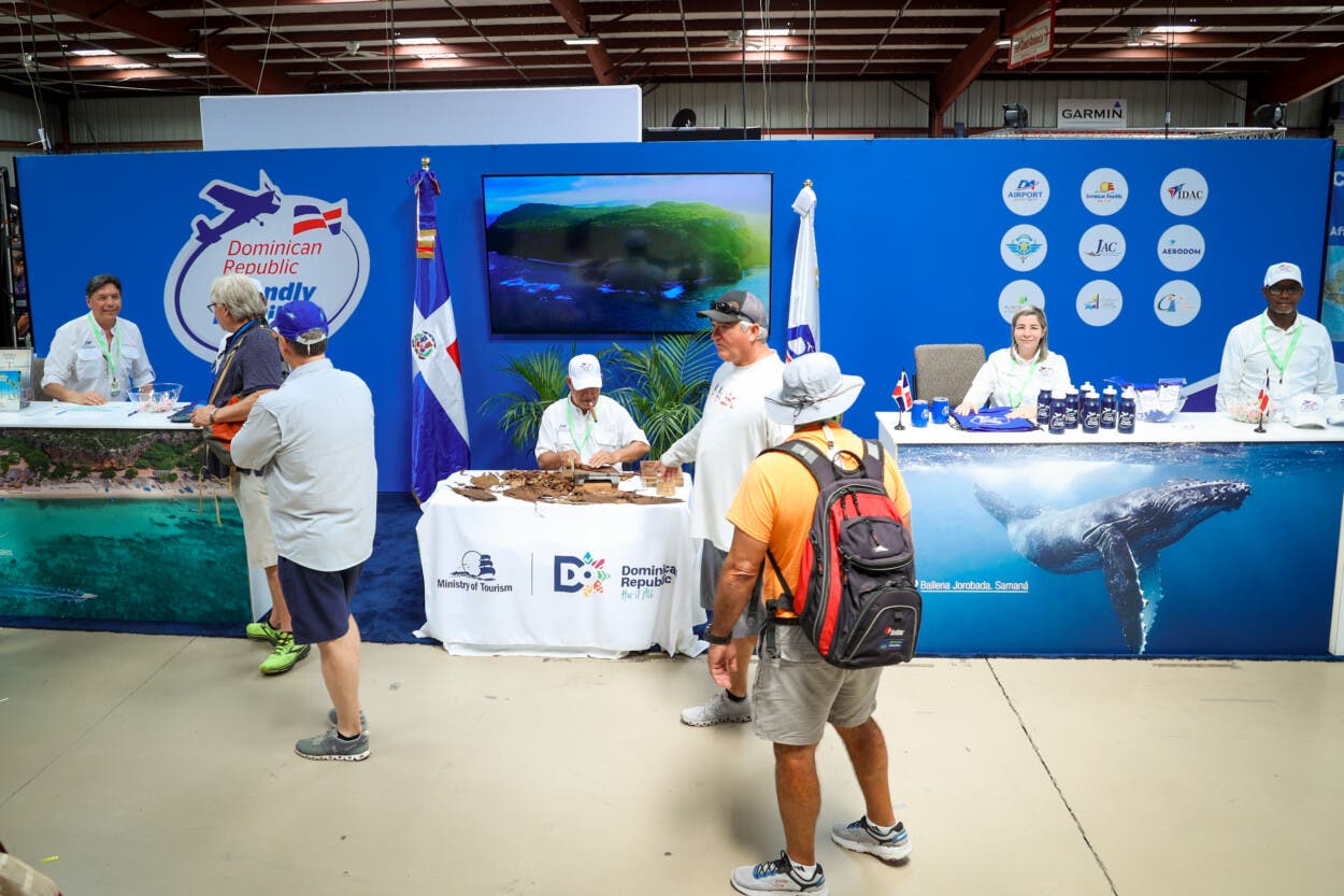 Departamento Aeroportuario continúa promoción de RD en feria de aviación