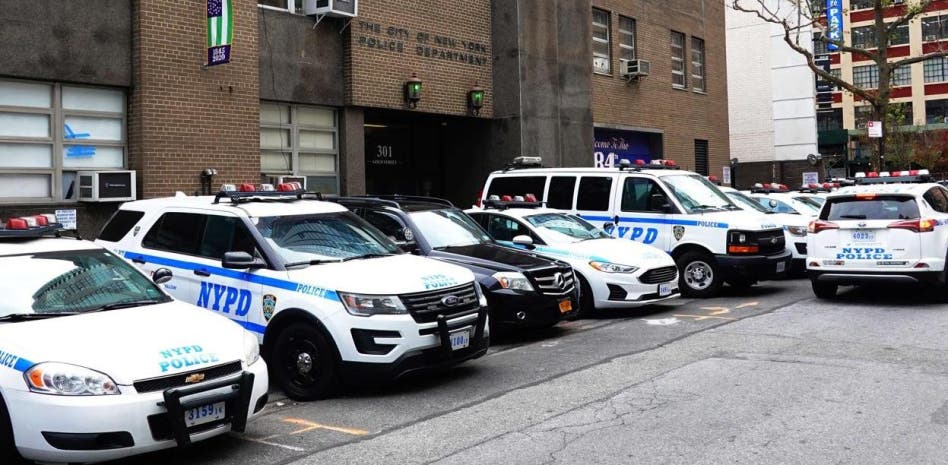 Advierten a policías de NY no estacionar patrullas en aceras y otras áreas