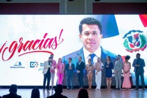 Reconocen a ministro de Turismo en el Chicago Salsa Bachata Festival