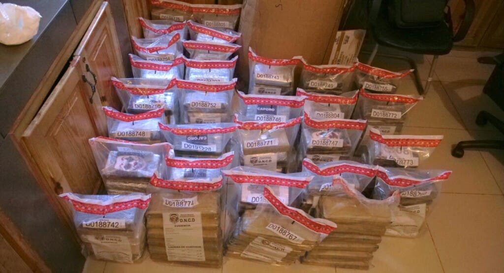 Parte de los 180 paquetes de cocaína decomisados en Caucedo