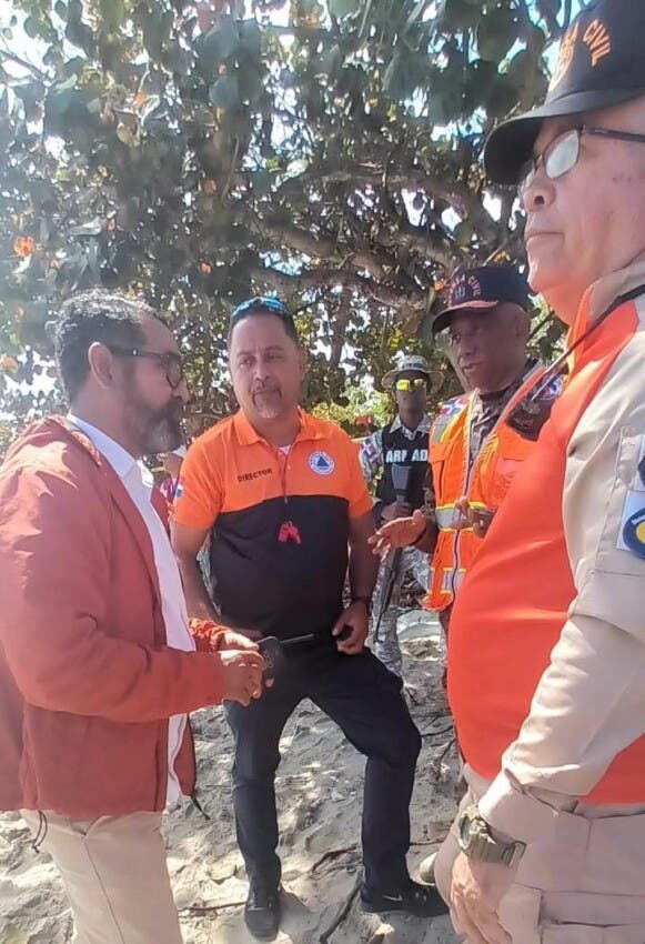 El director de la Defensa Civil, Juan Salas, se trasladó a Puerto Plata donde coordina la búsqueda de tres personas que permanecen desaparecidas desde el domingo en aguas de la playa Marapicá o El Bronx.