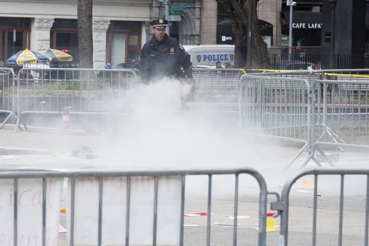 Un hombre se prende fuego a las afueras del tribunal que juzga a Trump