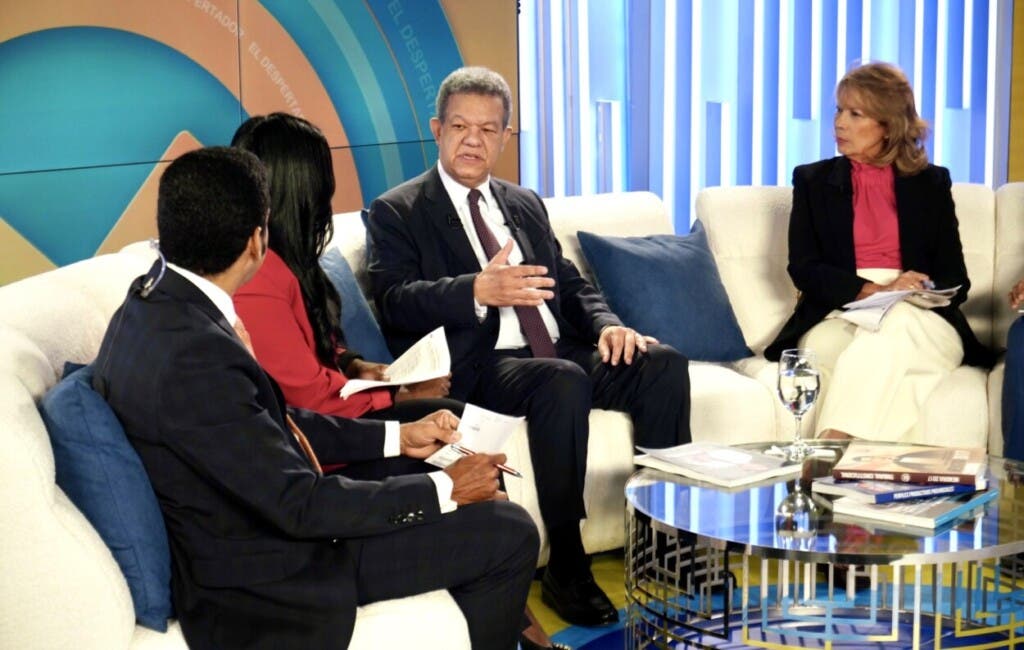 Leonel Fernández, quien aspira a un cuarto período en la presidencia de la República, durante una entrevista en el programa El Despertador, que se transmite por Color Visión, canal 9.