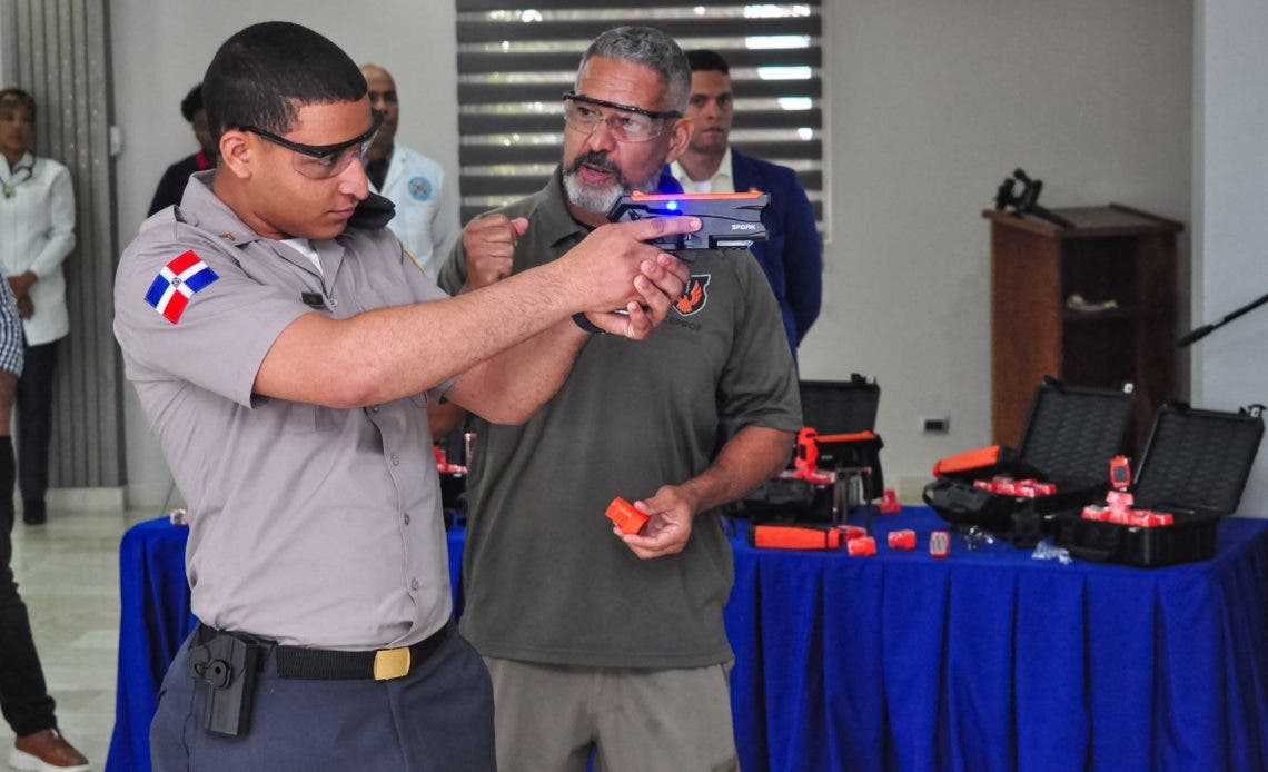 PN capacita a agentes en uso de pistola eléctrica