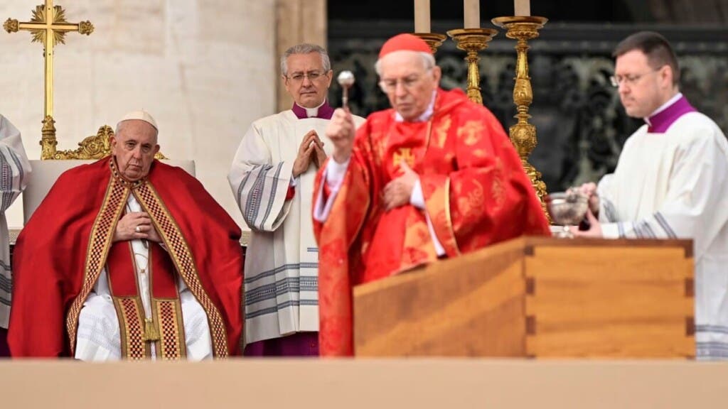 Francisco revela que ha cambiado el funeral de los papas y el cuerpo no será expuesto