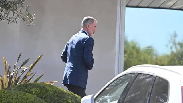 Felipe VI visita a la reina Sofía en la clínica donde se recupera de la infección urinaria