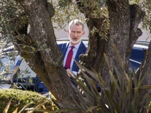 Felipe VI visita a la reina Sofía en la clínica donde se recupera de la infección urinaria