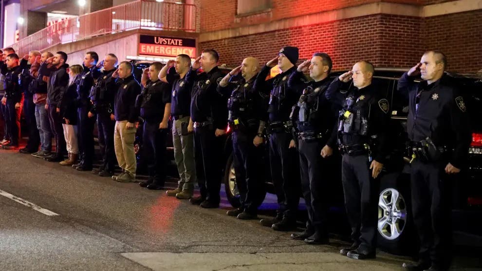 Dos policías y un sospechoso muertos en un tiroteo en Nueva York