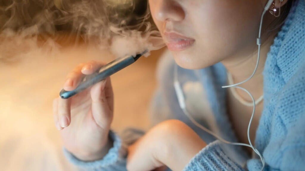 OMS advierte de consumo de alcohol y uso de cigarrillos electrónicos entre adolescentes