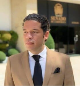 Renuncia ex precandidato a diputado del PLD en Peravia