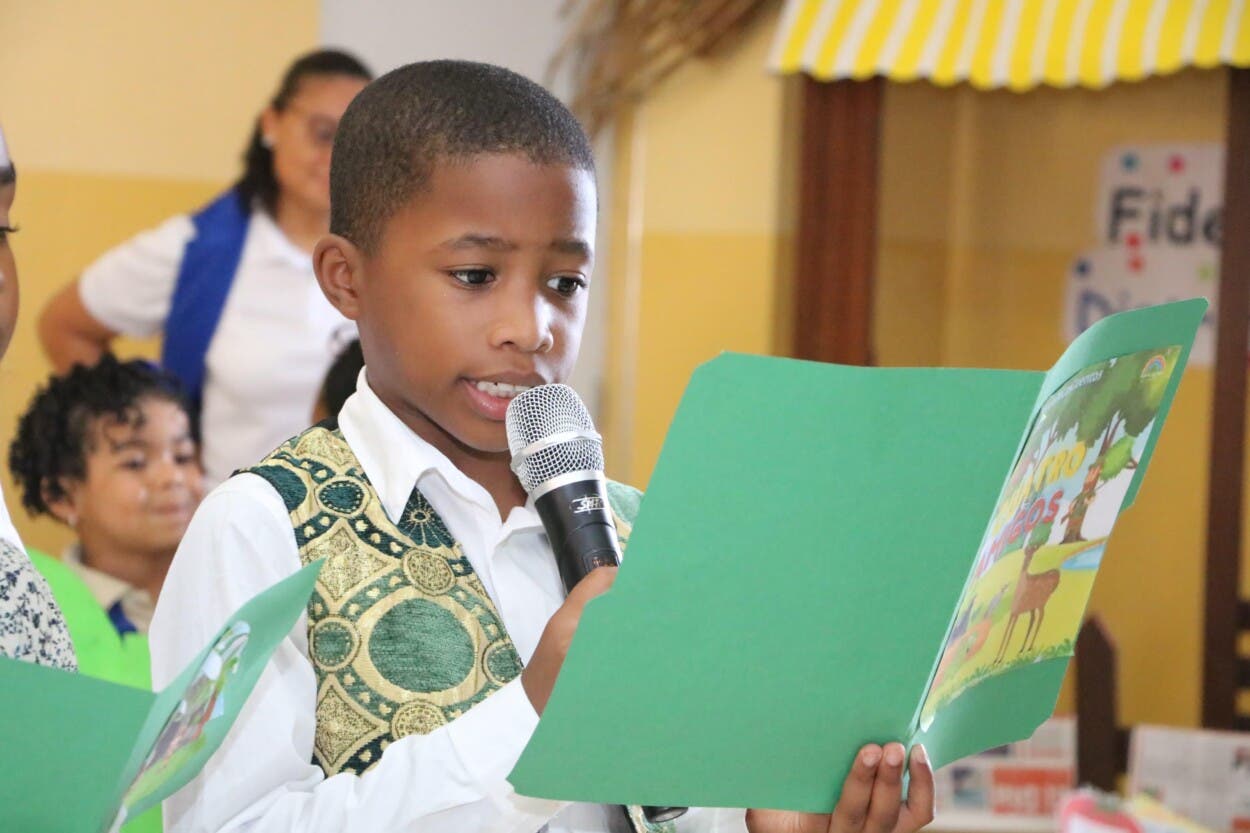 Alumnos de primer ciclo participan en festival de lectura en la Regional 15