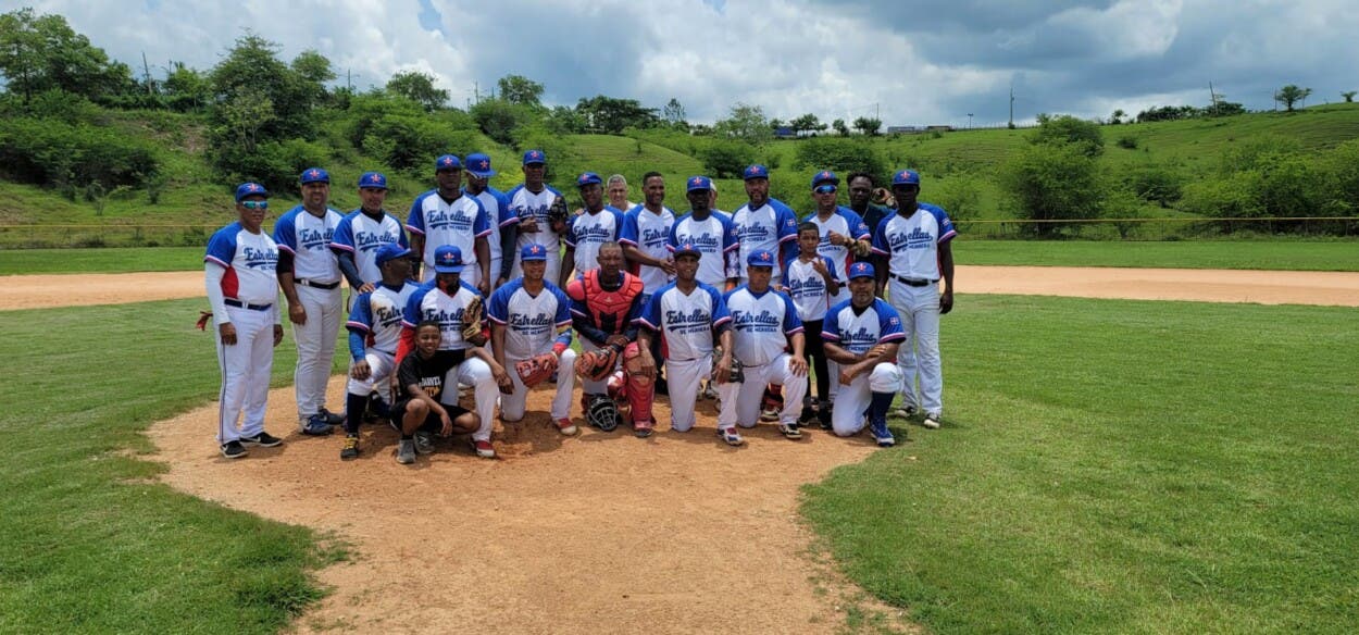 Estrellas de Herrera clasifica con 10-0 a semifinales torneo béisbol Viejas Glorias