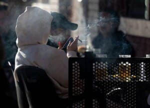OMS advierte de consumo de alcohol y uso de cigarrillos electrónicos entre adolescentes
