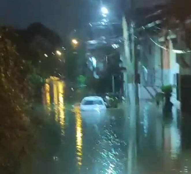 Las lluvias de anoche inundaron varios sectores en Santiago