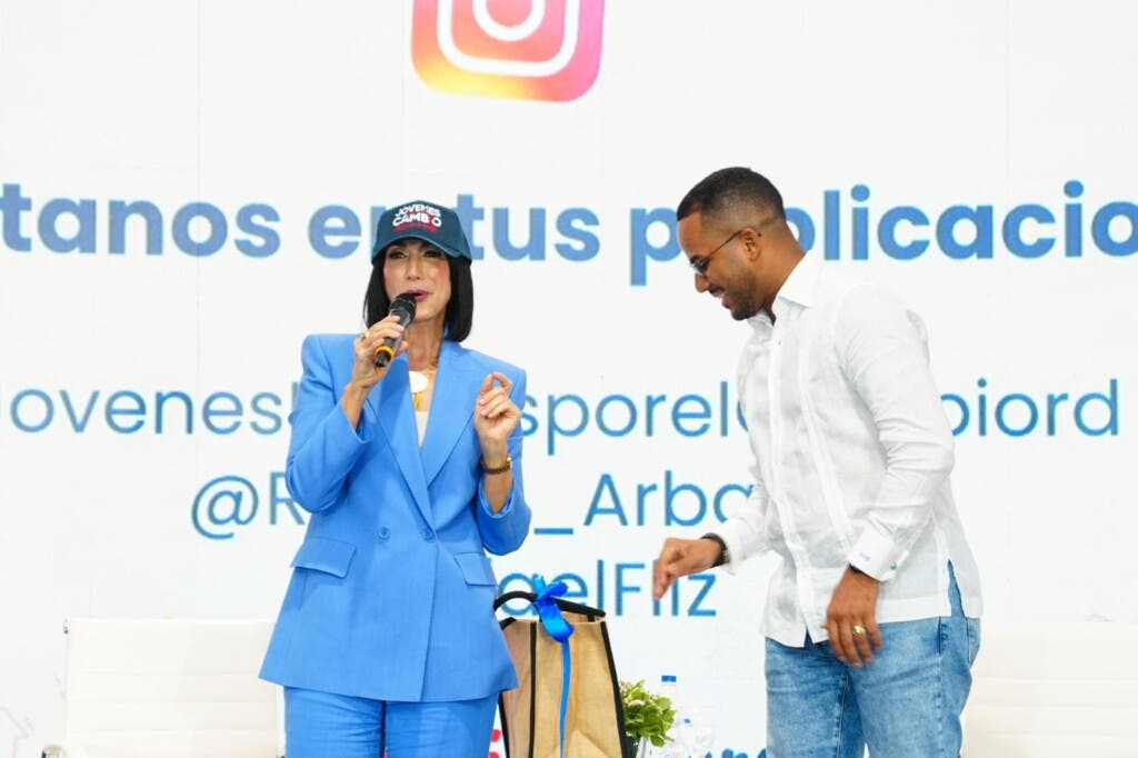 Una política diferente contribuye con desarrollo social, dice primera dama