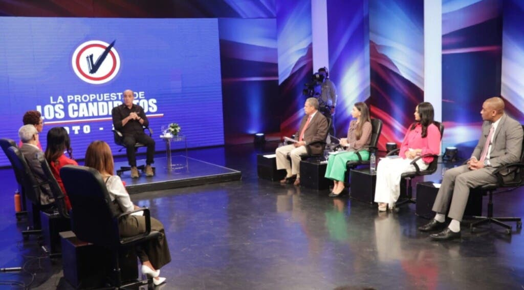Roque Espaillat durante la última entrega de La Propuesta de los Candidatos, responde preguntas a los panelistas del Grupo Corripio. Guillermo Burgos