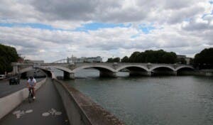 Encuentran cuerpo descuartizado bajo uno de los puentes históricos de París
