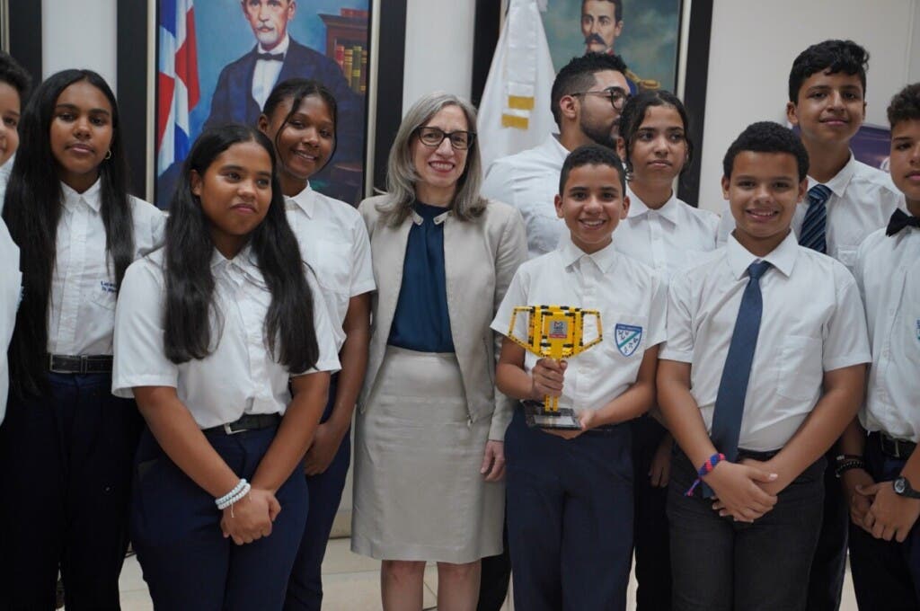 Minerd reconoce ganadores competencia de robótica First Lego League 2024