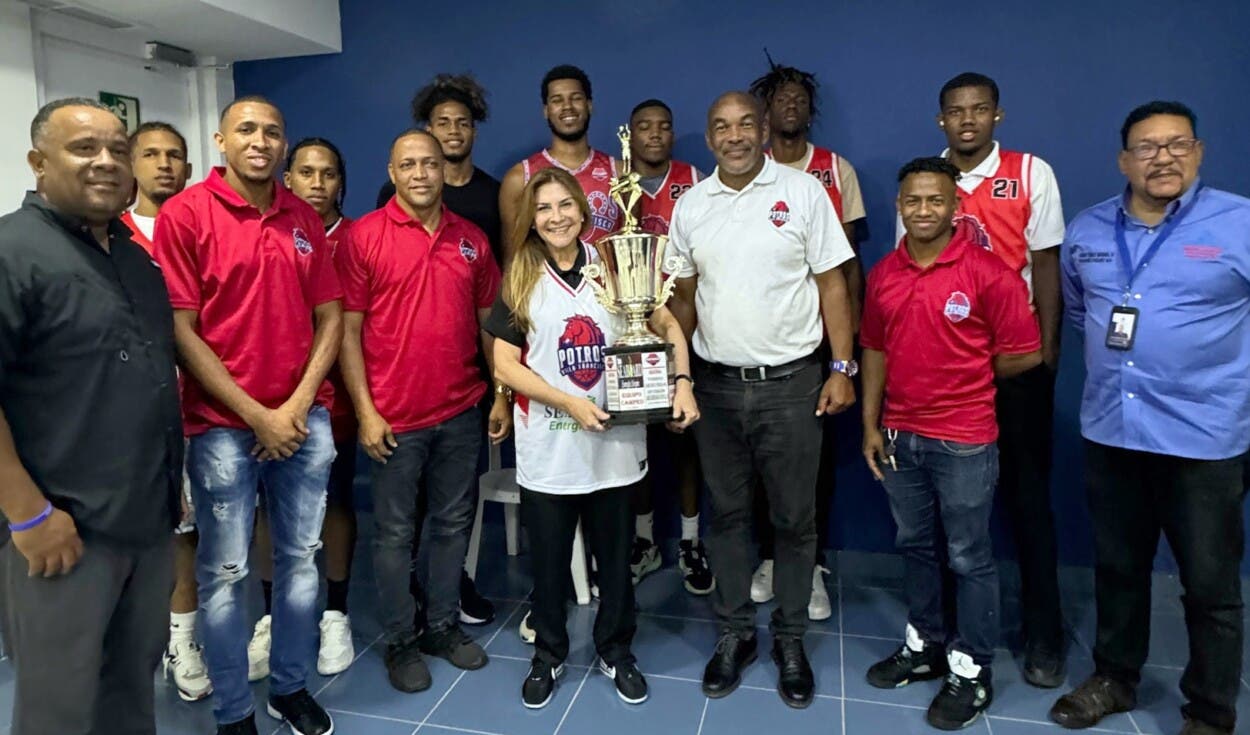 Villa Francisca entrega trofeo de campeonato a Carolina Mejía