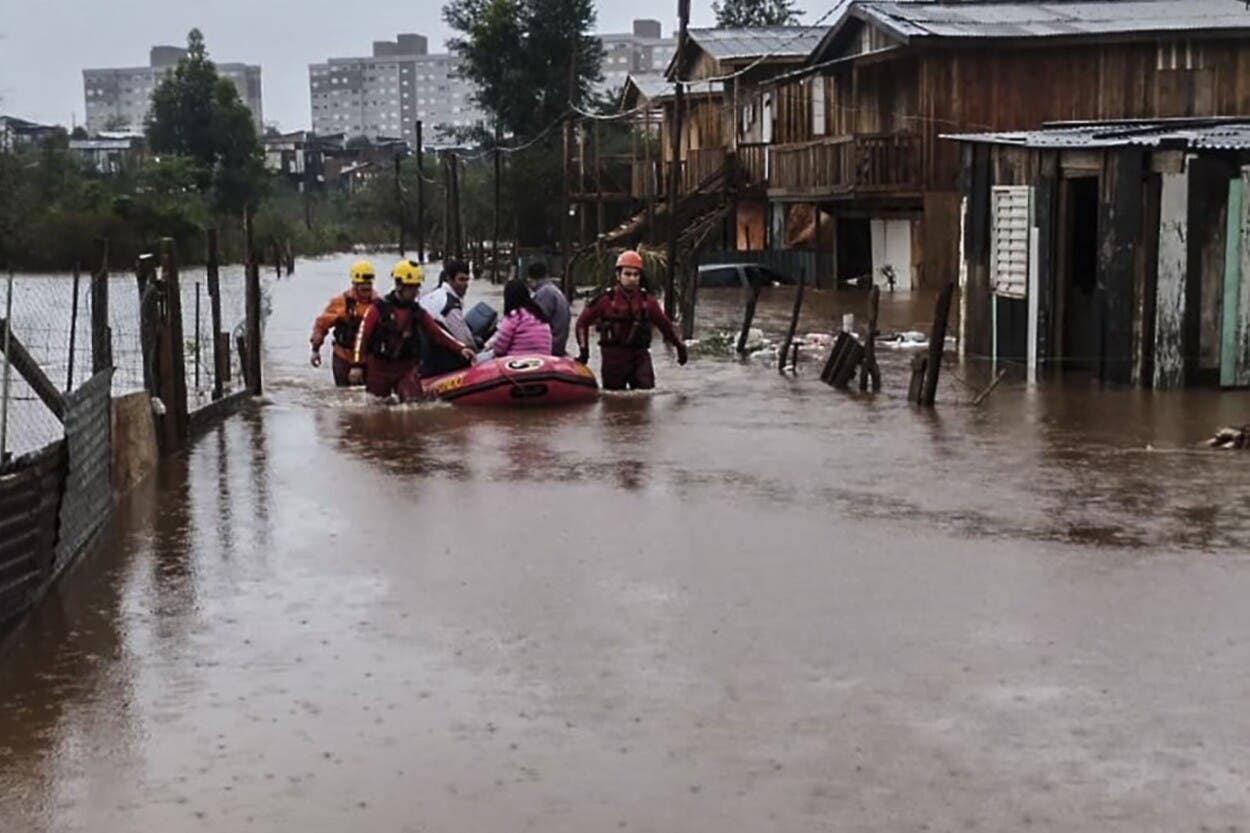 Al menos 10 muertos y 21 desaparecidos por las lluvias en el sur de Brasil