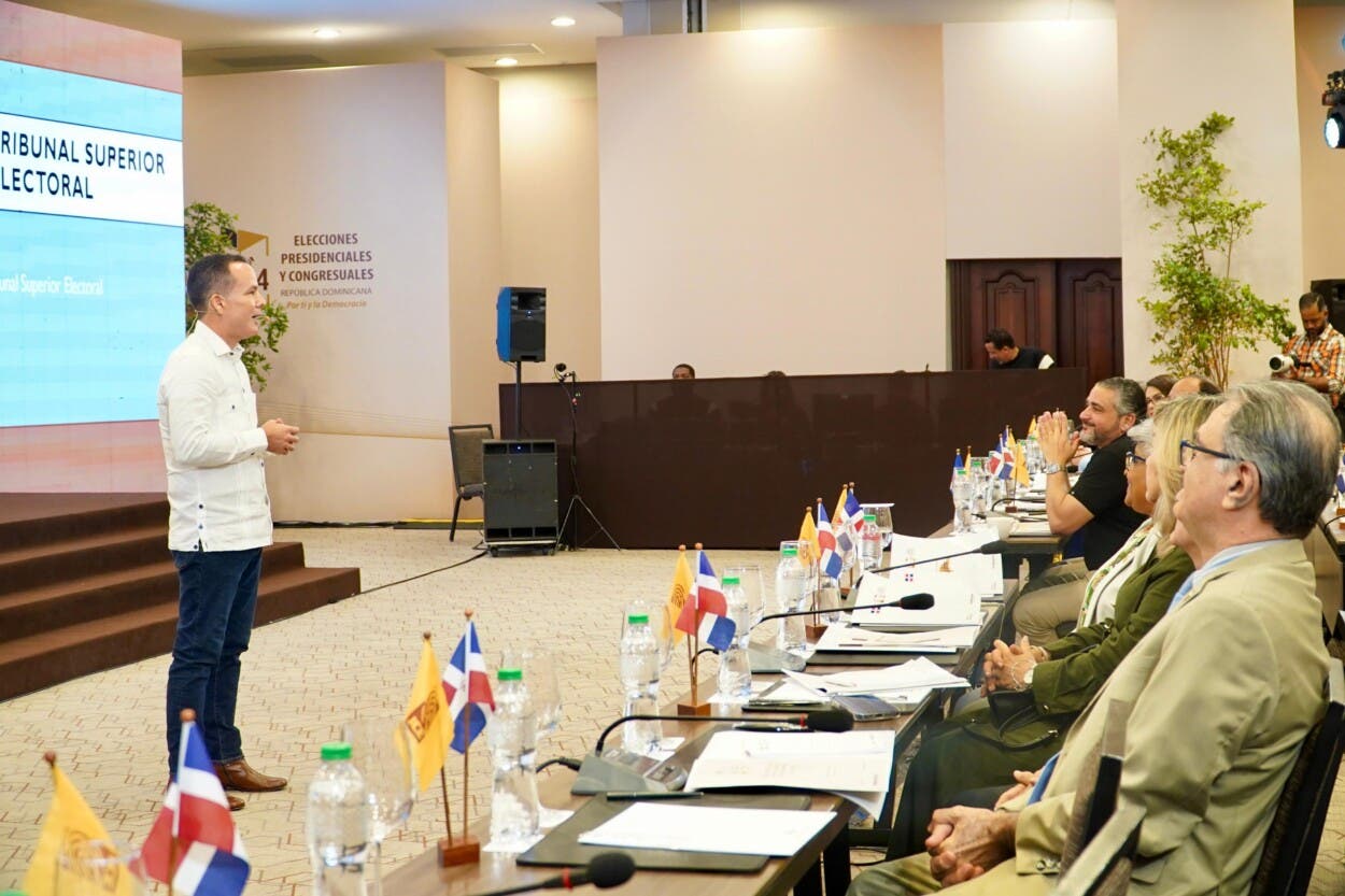Orienta sobre “Rol del Tribunal Superior Electoral” a observadores internacionales