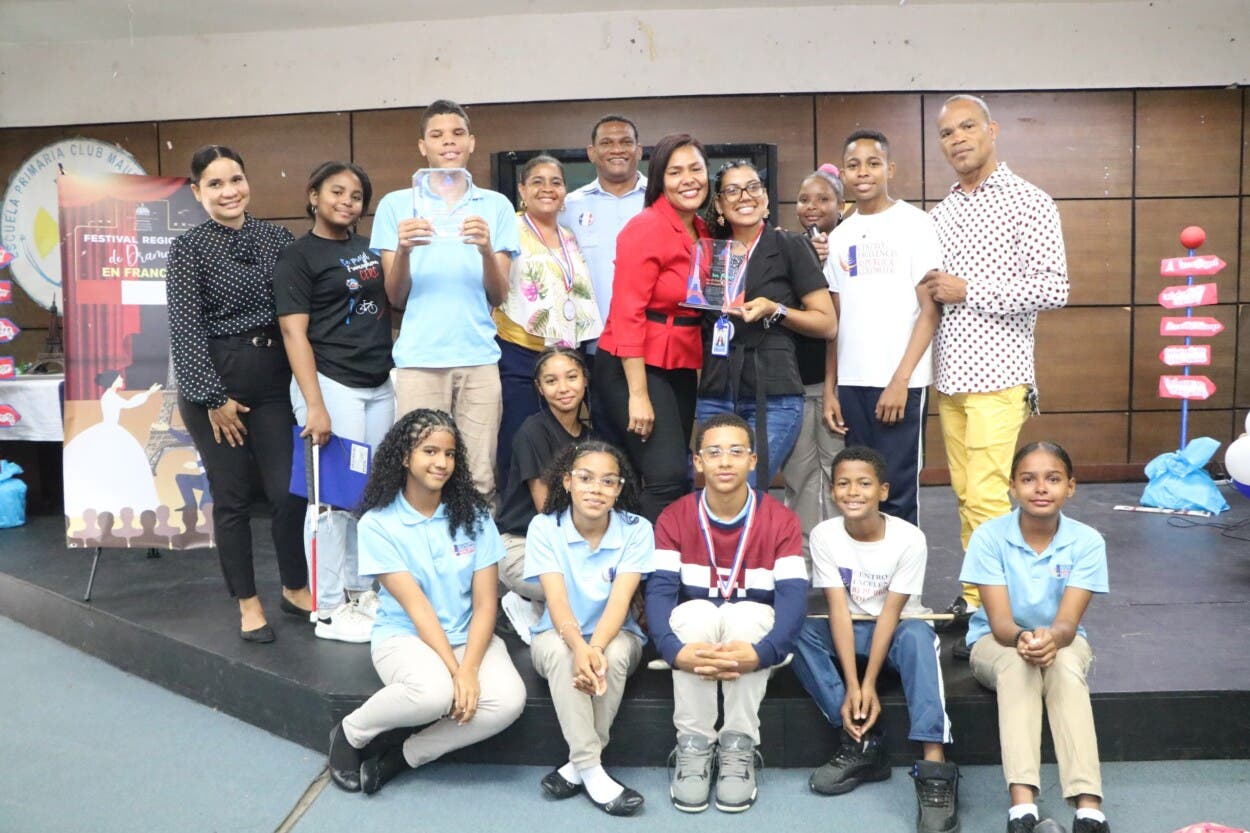 Estudiantes de Regional 15 brillan en Festival Dramas en francés