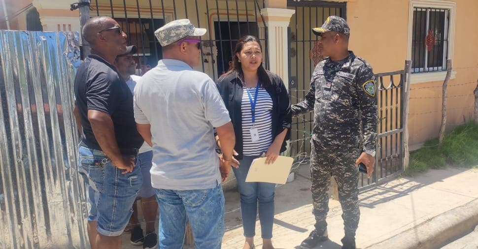 La fiscal de Pedernales y el comandante policial durante el operativo en el que desmantelaron un laboratorio y una plantación de marihuana en una casa. Foto Julio Gómez