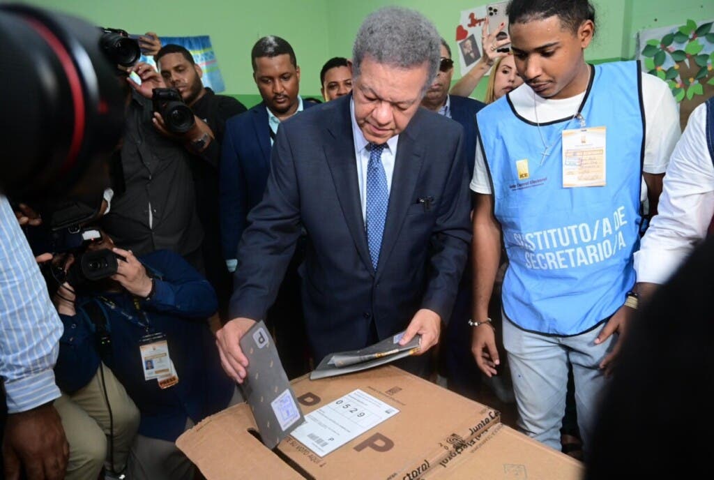 El expresidente Leonel Fernández cuando votada en las elecciones de este domingo.
