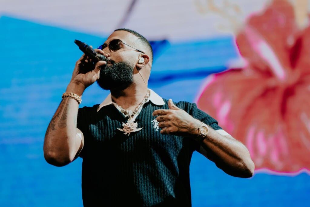 Eladio Carrión inicia su gira Sol María dedicada a su madre en PR