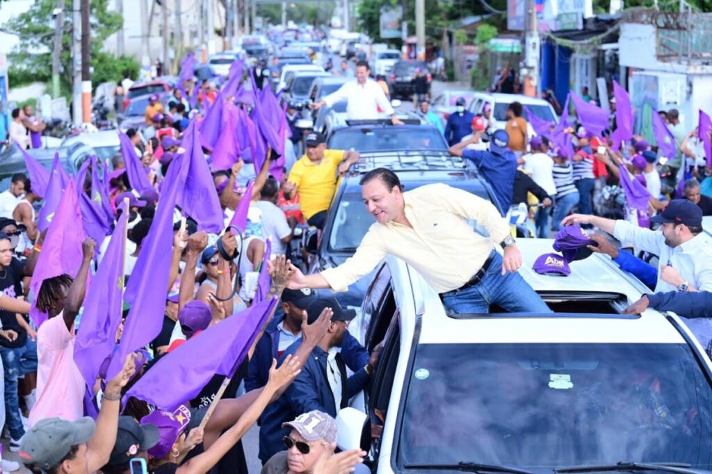 Abel y Danilo inician caravana que tocará cuatro provincias del Este