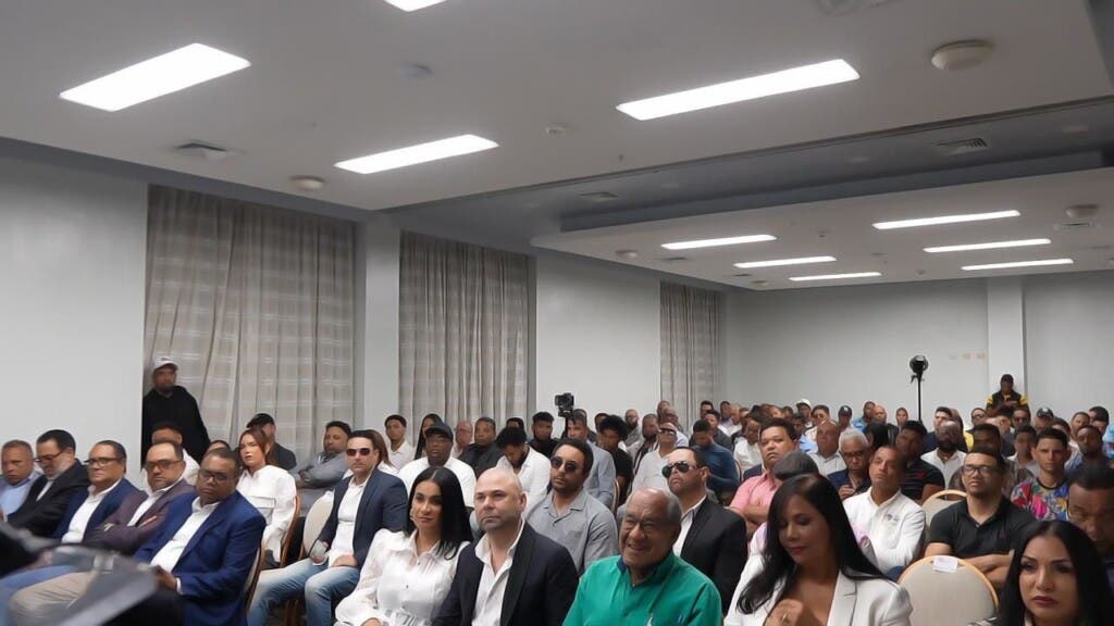 Merengueros típicos apoyan reelección del presidente Abinader