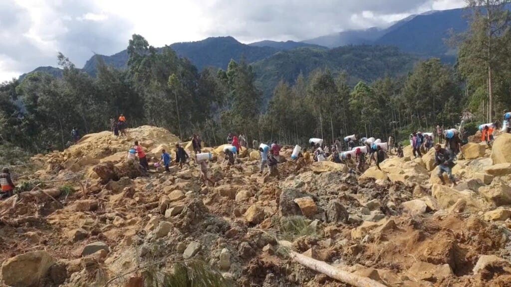 Papúa busca supervivientes de avalancha que estima ha enterrado a más de 2,000 personas
