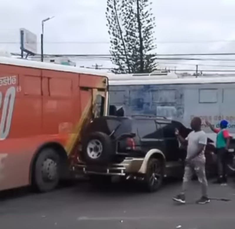 Se reporta accidente múltiple en avenida Charles de Gaulle