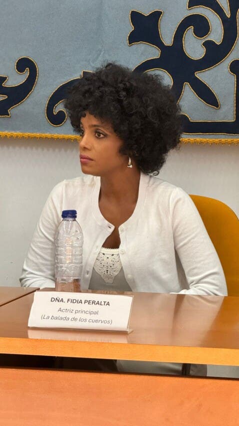 Fidia Peralta protagoniza debate sobre película “La balada de los cuervos” en España