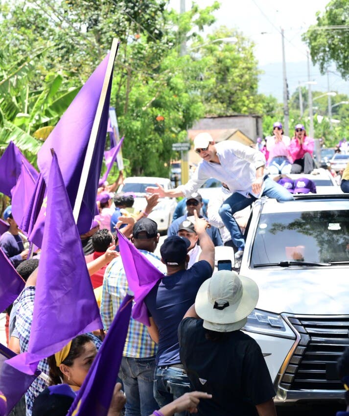 Abel cierra campaña con recorrido en el Cibao